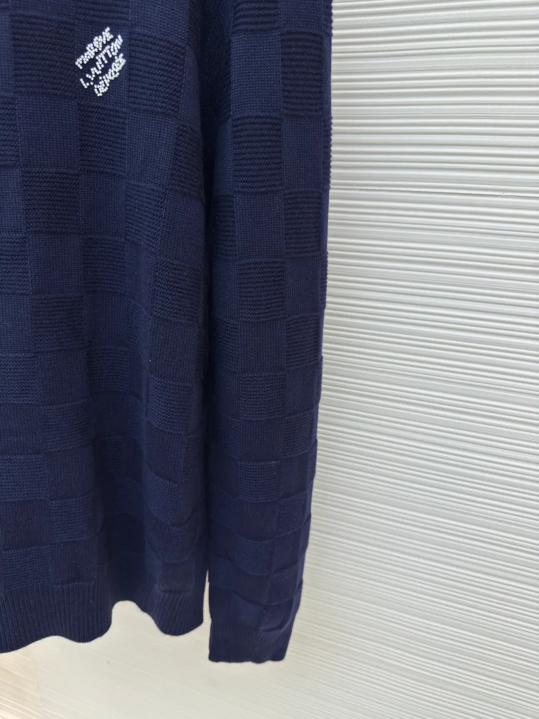 LOUIS VUITTON wool beaded pullover ●Authentic product: 10999 purchase and development ●Item number: 1680422-B90 ●Fabric: wool fabric ●Technology: knitted production ●Version: Loose fit ●Weight: about 660 grams ●Size: XS-S-M-L ●Description: The fabric is made of 100% exclusive wool fabric to ensure its rich texture and excellent performance. Made with imported computer cutting technology, the workmanship quality is immediately reflected. The overall wiring is straight and delicate, the fabric is comfortable and soft, and the color is consistent without color difference. It can be matched with the same style to create a fashionable look and control various occasions. Customized accessories, complete with three standards, same style for men and women!